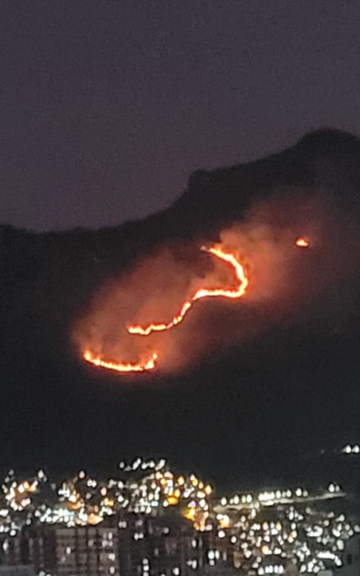 Fogo atinge área de mata na Serra da Grajaú-Jacarepaguá - Arquivo Pessoal