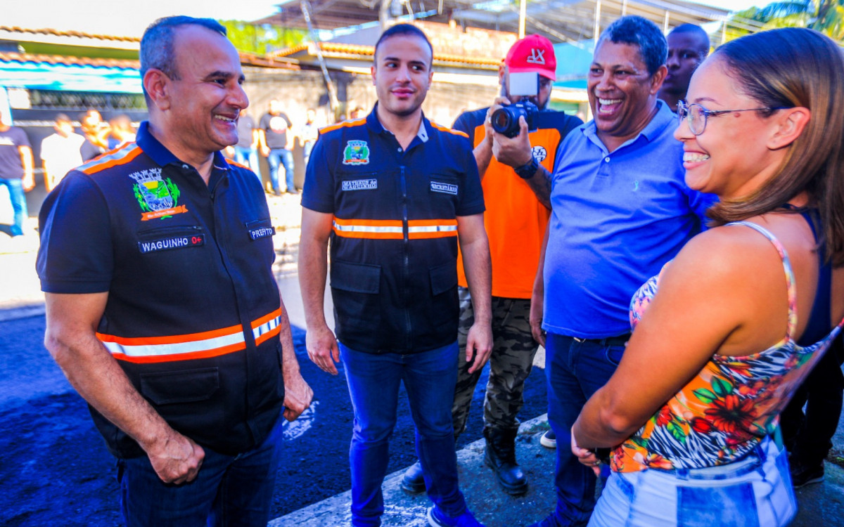 Prefeito Waguinho, secret&aacute;rio Matheus e vereador Nuna conversaram com os moradores sobre as melhorias