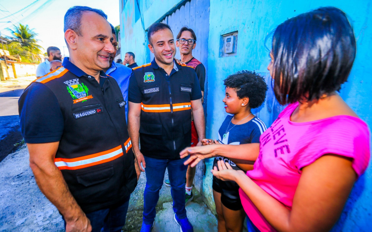 A psic&oacute;loga e moradora do Jardim Gl&aacute;ucia, Viviane Ferreira, conversou com o prefeito Waguinho e secret&aacute;rio Matheus sobre as melhorias no bairro