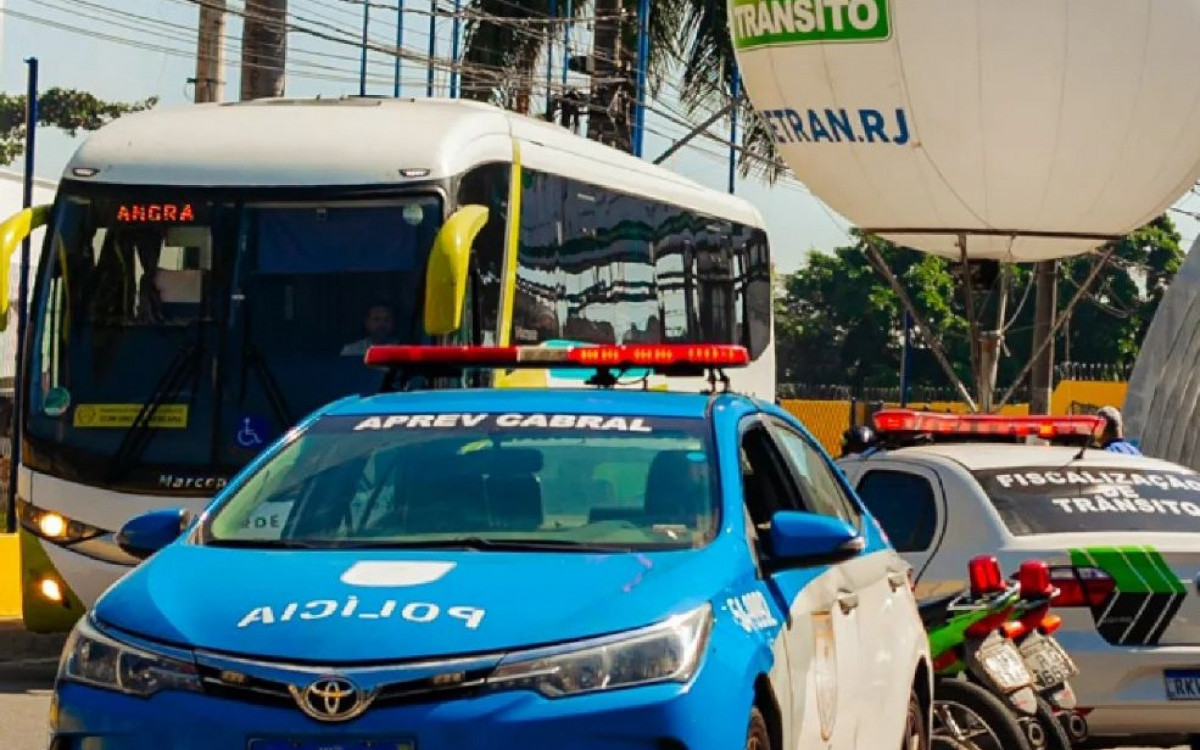 Durante a a&ccedil;&atilde;o, agentes da Semtran e do Detran distribu&iacute;ram cartilhas informativas para os motoristas e antenas corta pipas para os motociclistas