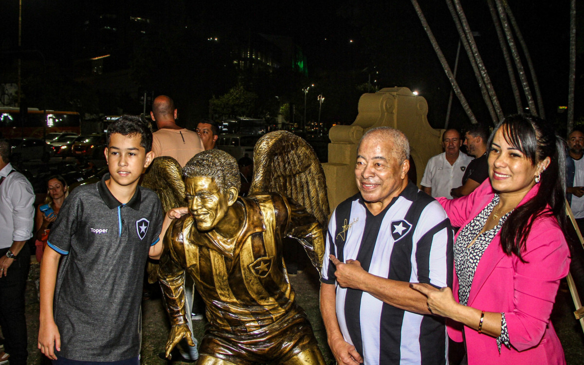 Jairzinho e familiares ao lado da est&aacute;tua de Garrincha