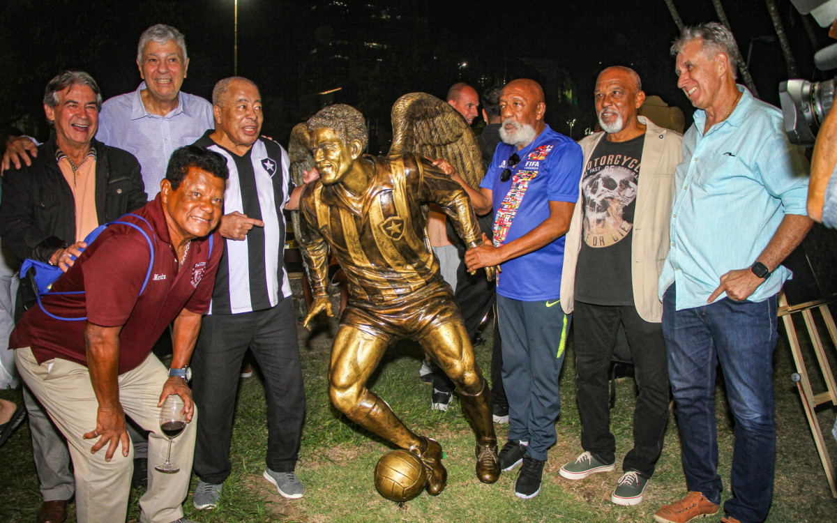 &Iacute;dolos hist&oacute;ricos do Botafogo ao lado da est&aacute;tua de Man&eacute; Garrincha