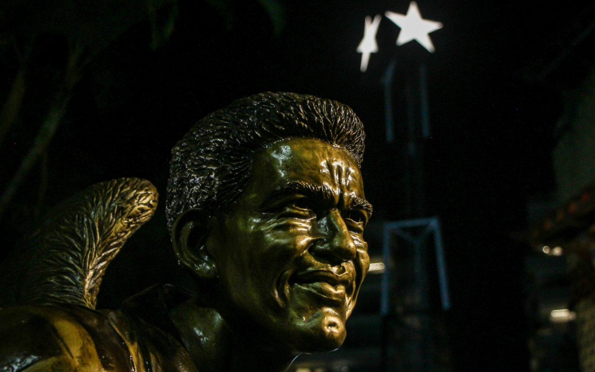 Estátua de Garrincha e, ao fundo, o novo farol do Botafogo em General Severiano - Arthur Barreto/Botafogo