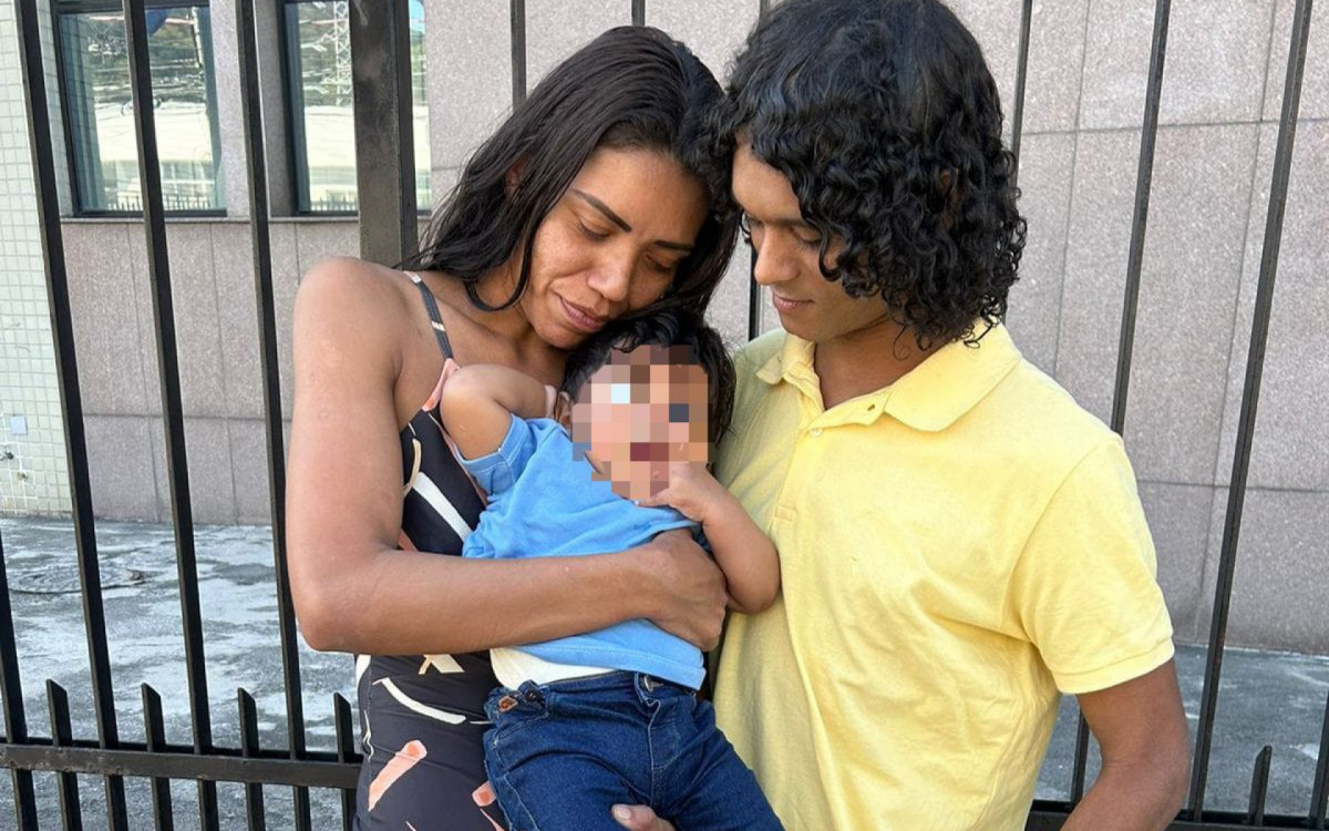 Bebê que nasceu dentro de ônibus na Zona Oeste voltou para a guarda dos pais nesta terça-feira (25)