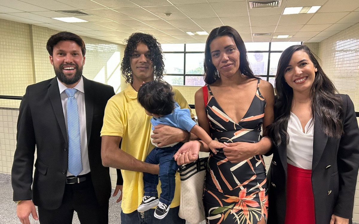 Bebê que nasceu dentro de ônibus na Zona Oeste voltou para a guarda dos pais nesta terça-feira (25)