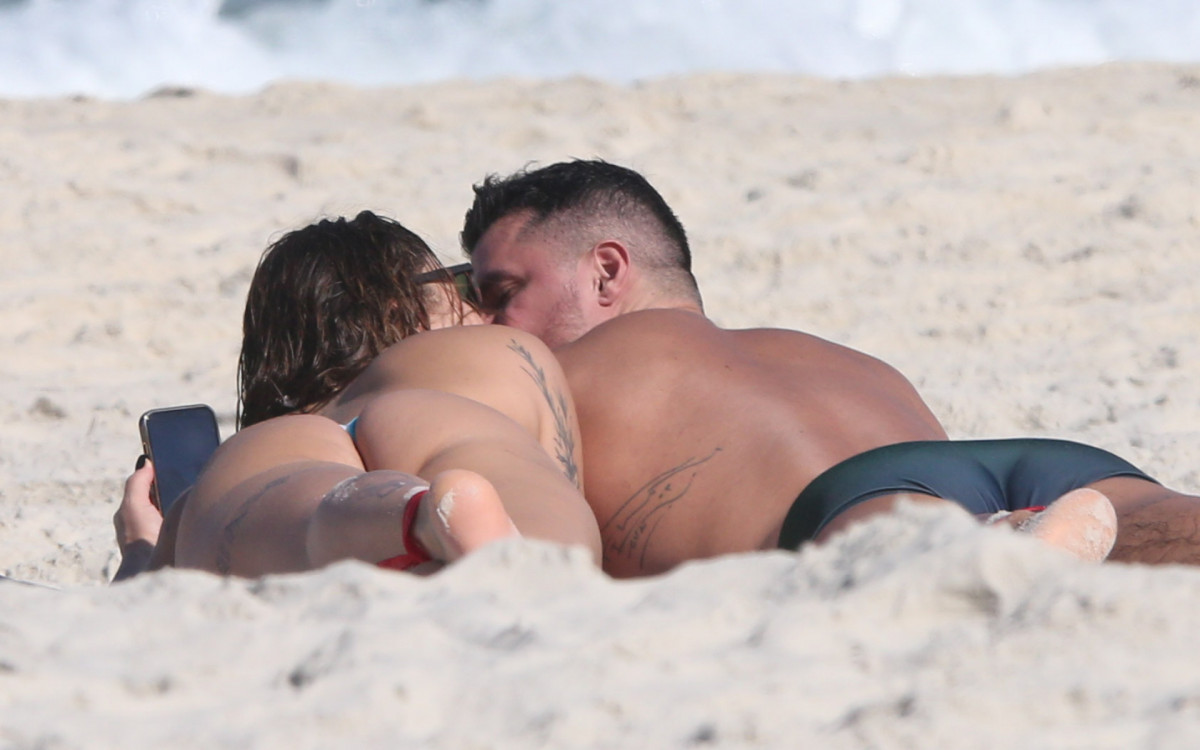 Priscila Fantin e Bruno Lopes curtem dia de sol na praia