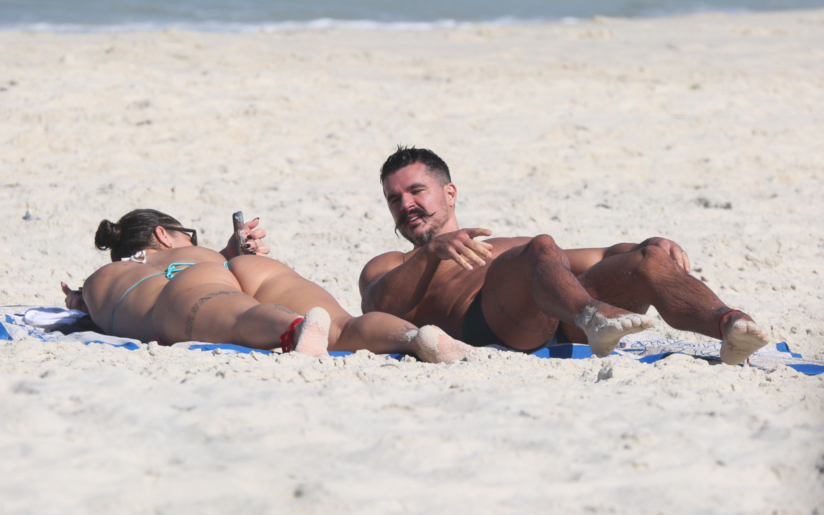 Priscila Fantin e Bruno Lopes curtem dia de sol na praia