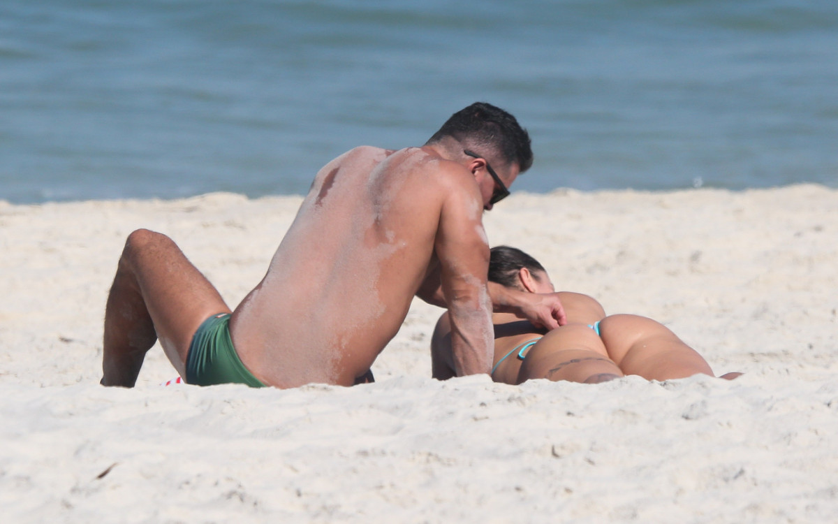 Priscila Fantin e Bruno Lopes curtem dia de sol na praia