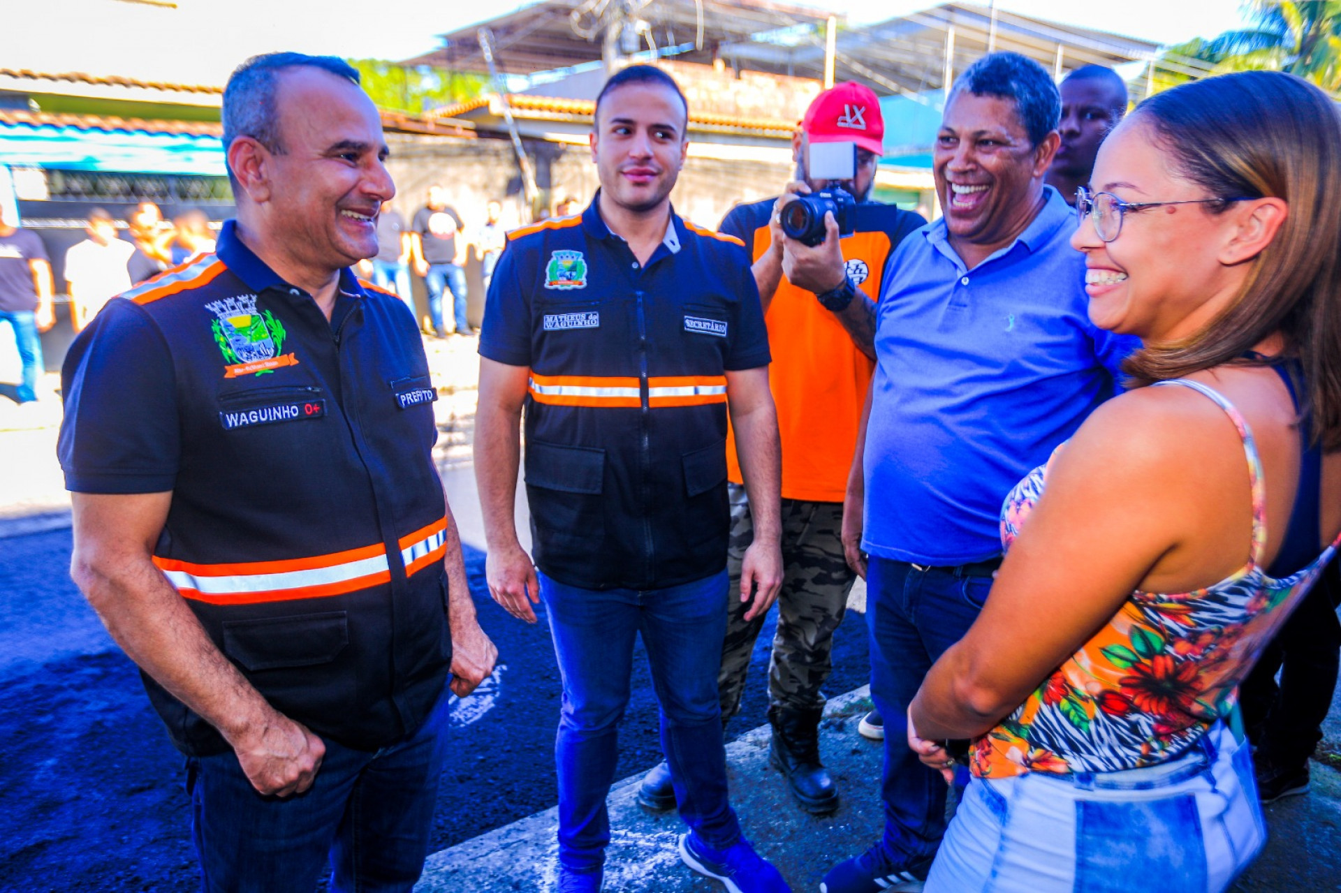 Prefeito Waguinho, secretário Matheus e vereador Nuna conversaram com os moradores sobre as melhorias - Rafael Barreto / PMBR
