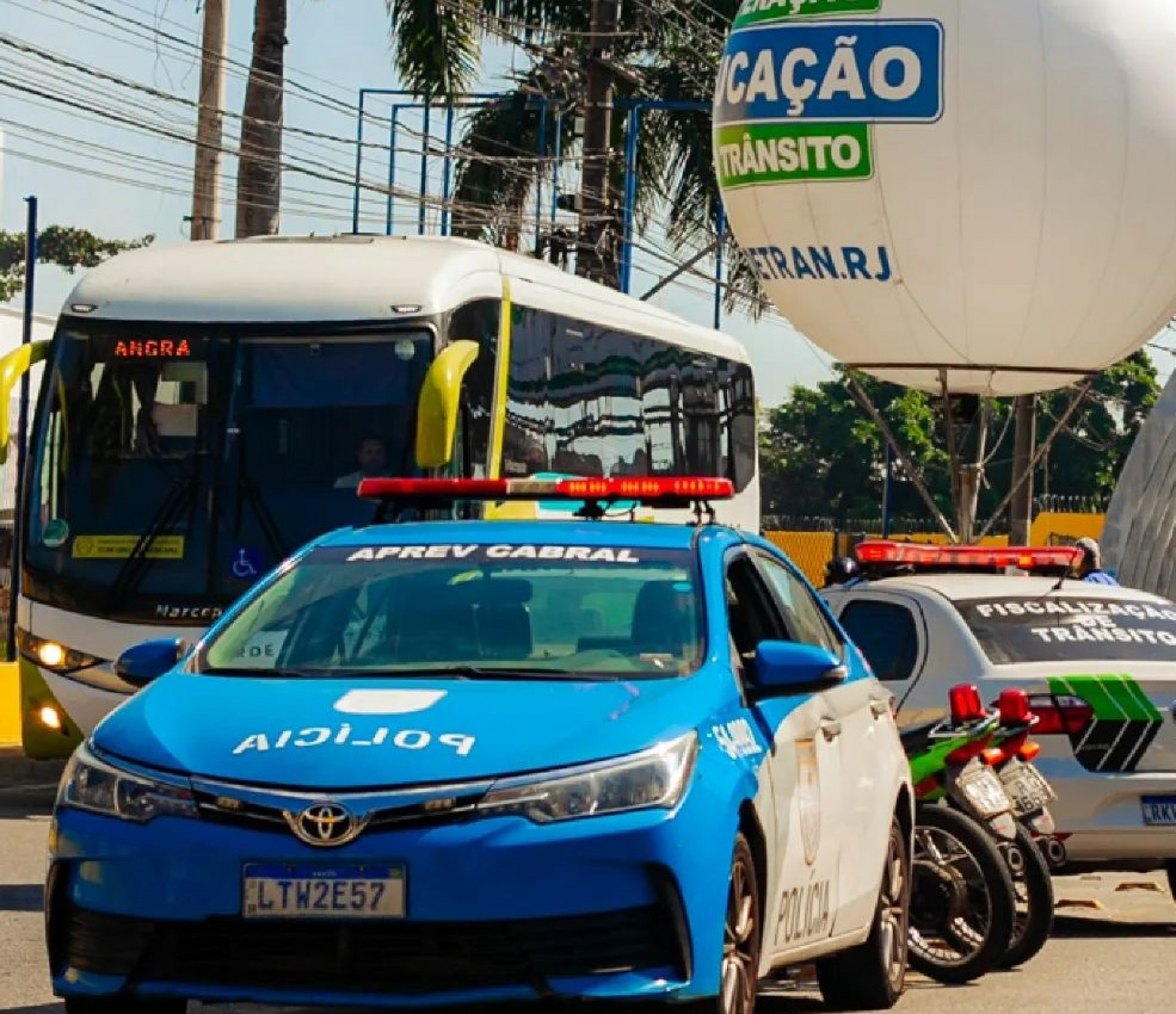 Durante a ação, agentes da Semtran e do Detran distribuíram cartilhas informativas para os motoristas e antenas corta pipas para os motociclistas - Divulgação / PMN