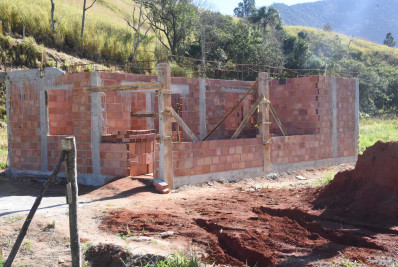 Construção irregular é demolida em Ponta Negra, Maricá