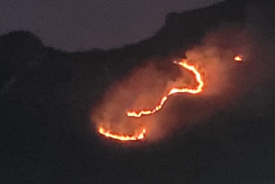 Incêndio de grandes proporções atinge área de mata na serra Grajaú-Jacarepaguá