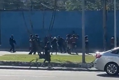 Vídeo: PMs se envolvem em confusão com grupo após abordagem a suspeito com crack na Mangueira