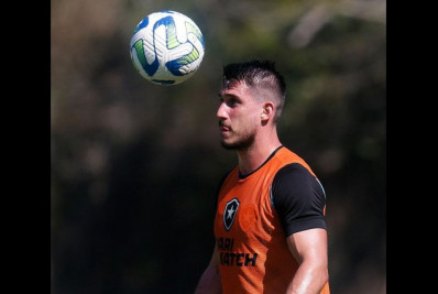 Gabriel Pires treina com bola e se aproxima de retorno pelo Botafogo