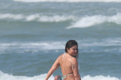 Priscila Fantin esbanja beleza em manhã de sol no Rio