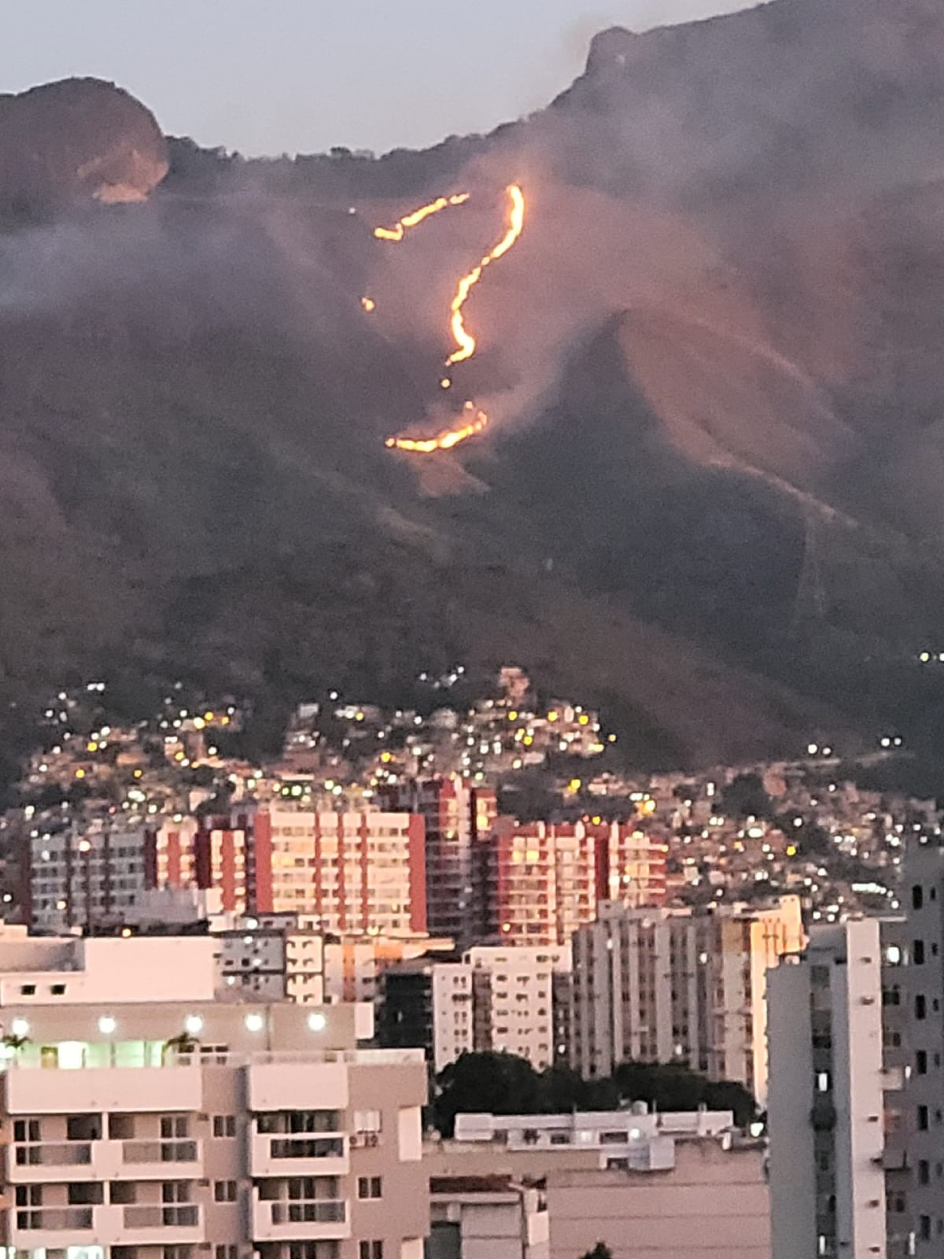 Fogo atinge &aacute;rea de mata na Serra da Graja&uacute;-Jacarepagu&aacute; acima do Complexo do Lins
