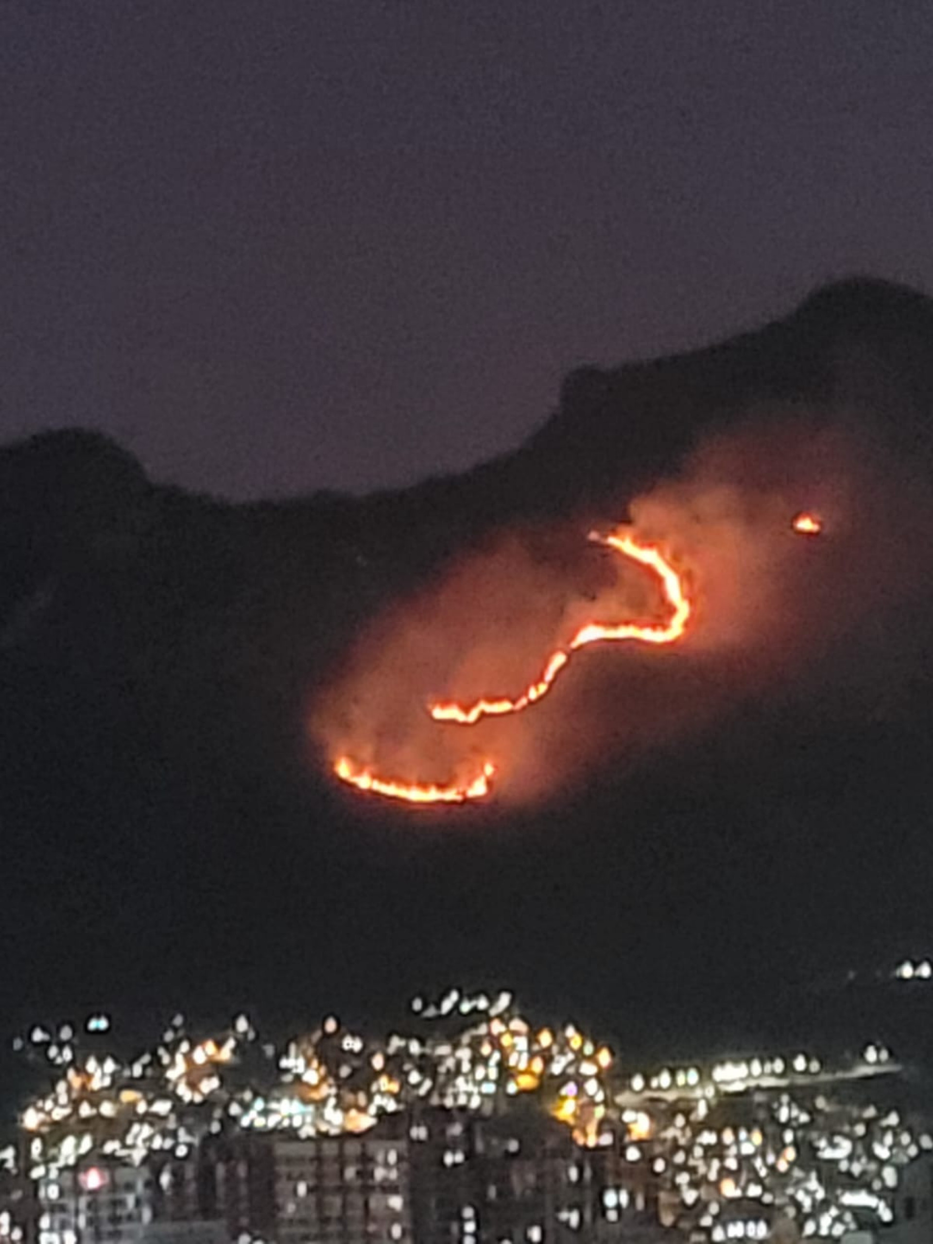 Fogo atinge &aacute;rea de mata na Serra da Graja&uacute;-Jacarepagu&aacute;
