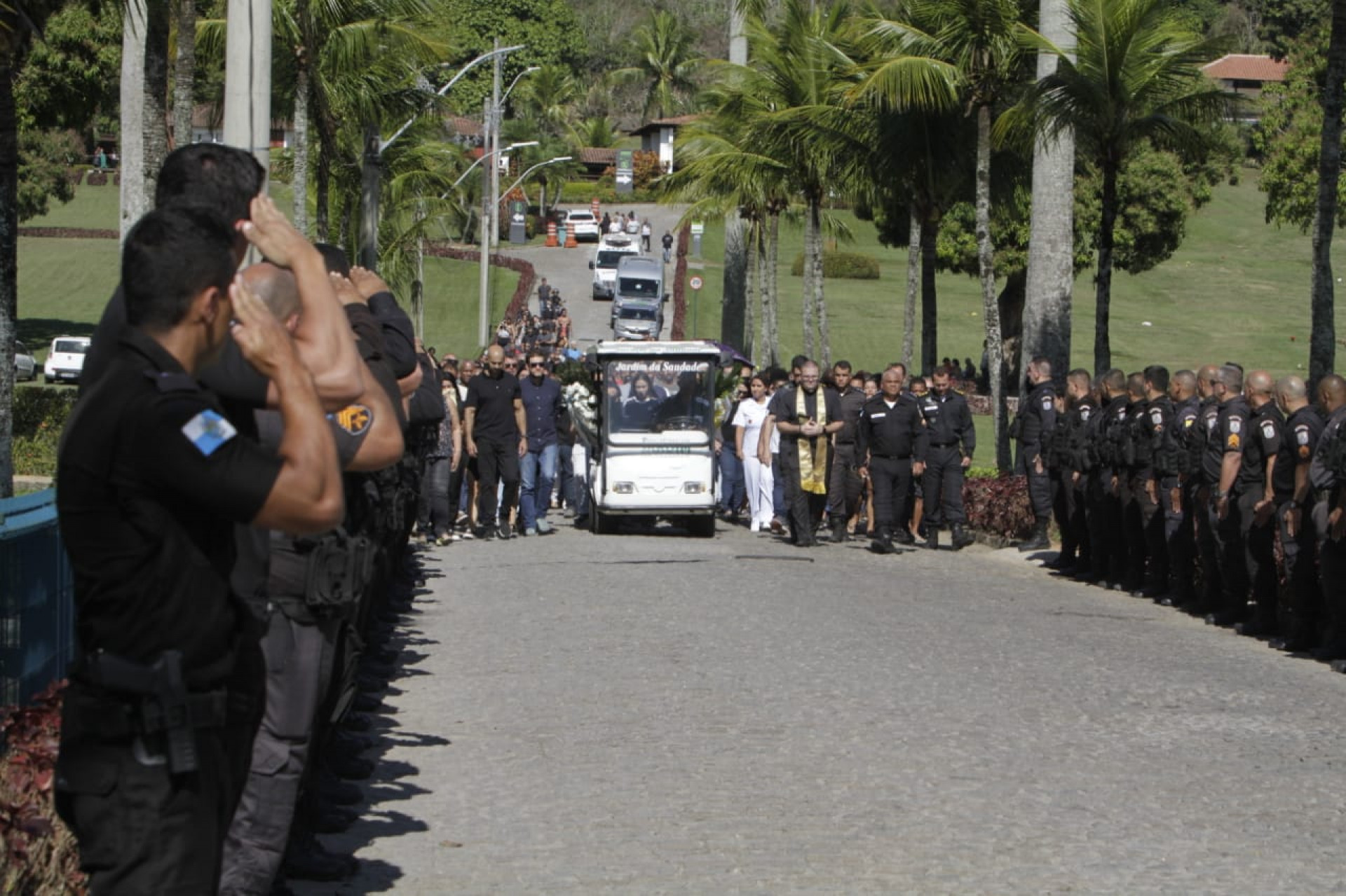 Corpo do PM Leandro dos Santos Aragão foi sepultado no Jardim da Saudade, em Paciência - Marcos Porto / Agência O Dia