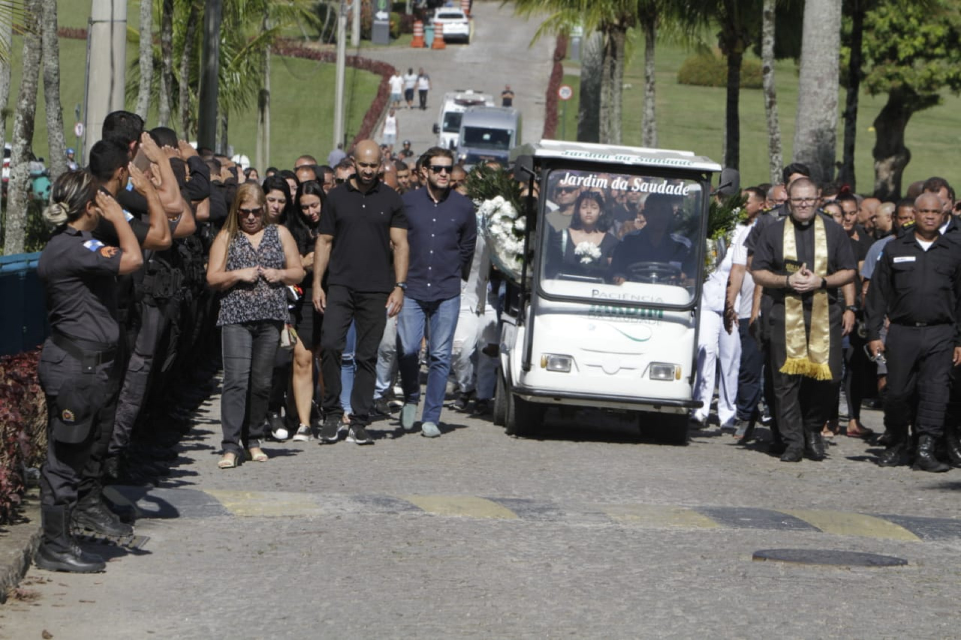 Corpo do PM Leandro dos Santos Aragão foi sepultado no Jardim da Saudade, em Paciência - Marcos Porto / Agência O Dia