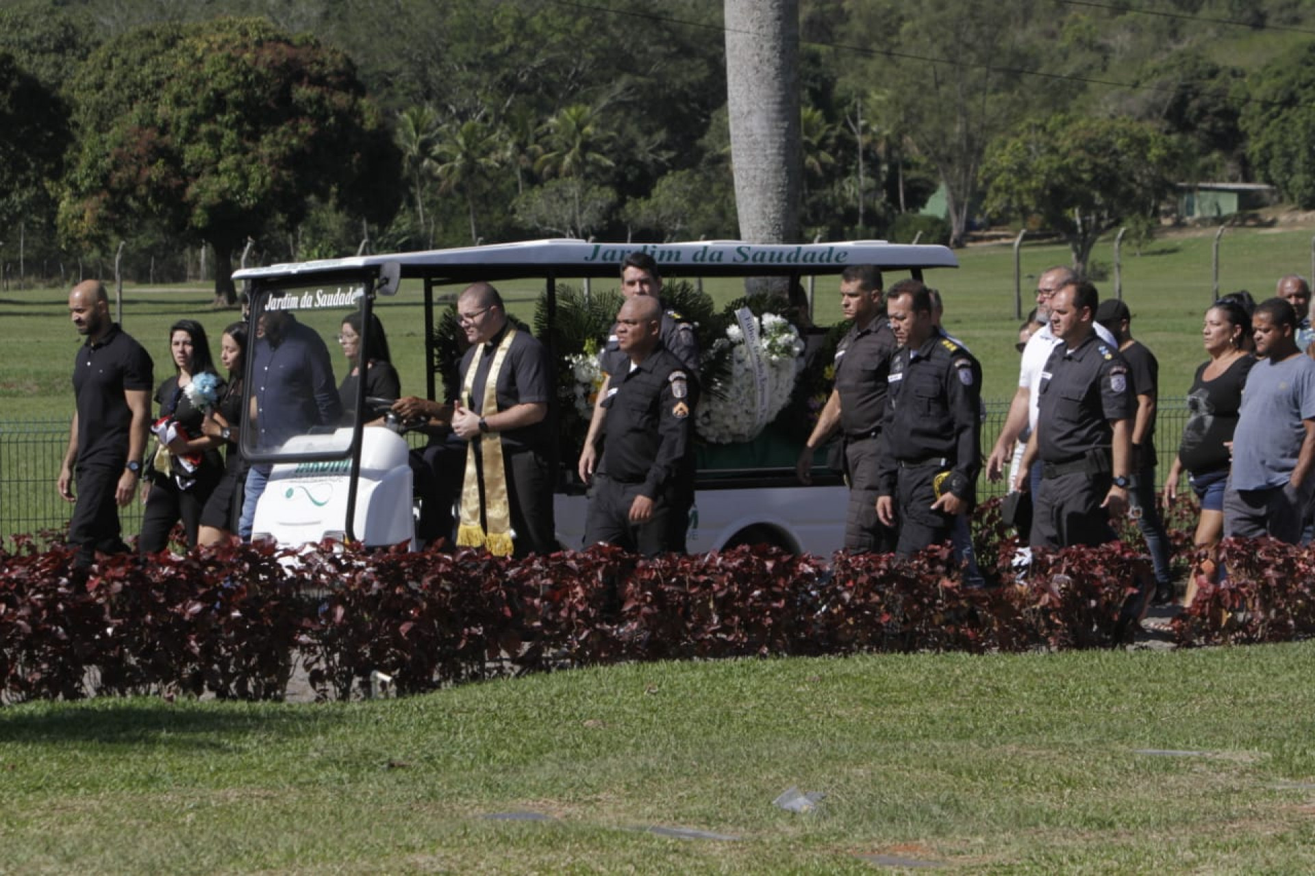 Corpo do PM Leandro dos Santos Aragão foi sepultado no Jardim da Saudade, em Paciência - Marcos Porto / Agência O Dia