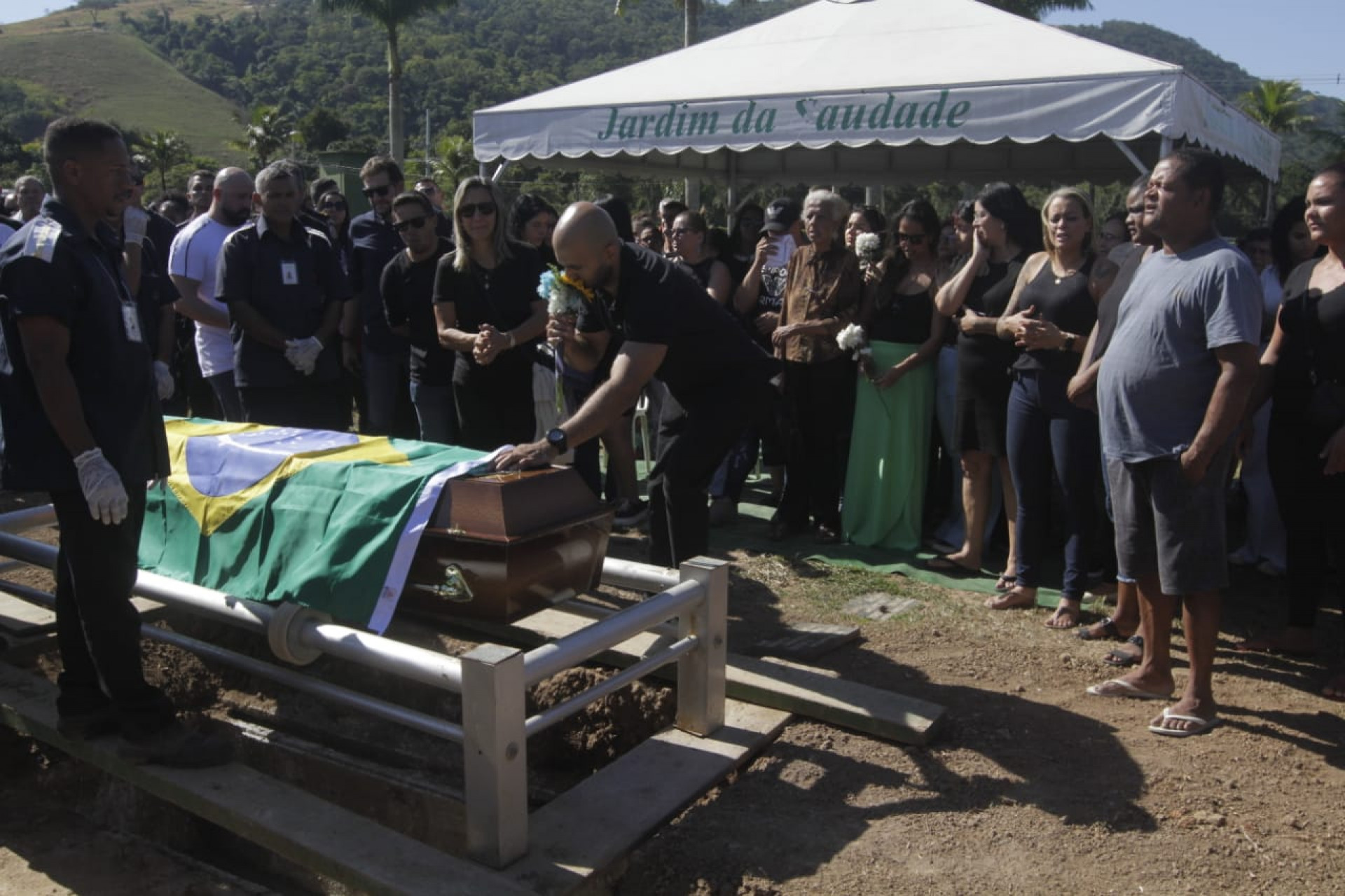 Corpo do PM Leandro dos Santos Aragão foi sepultado no Jardim da Saudade, em Paciência - Marcos Porto / Agência O Dia