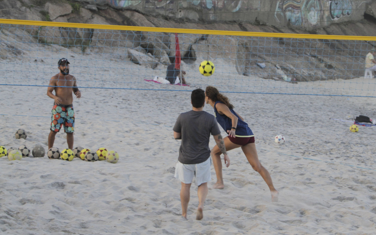 Cariocas aproveitaram esta quarta-feira para realizar esportes ao ar livre, no Arpoador