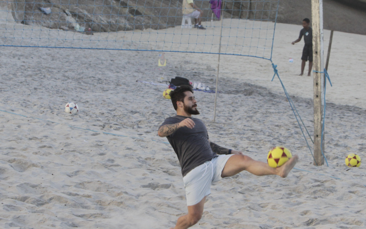 Cariocas aproveitaram esta quarta-feira para realizar esportes ao ar livre, no Arpoador