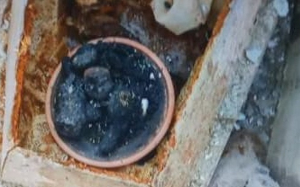 Cr&acirc;nio da mulher foi retirado e, no local, deixado uma alguidar com cinzas e garrafas de bebidas com nomes dentro