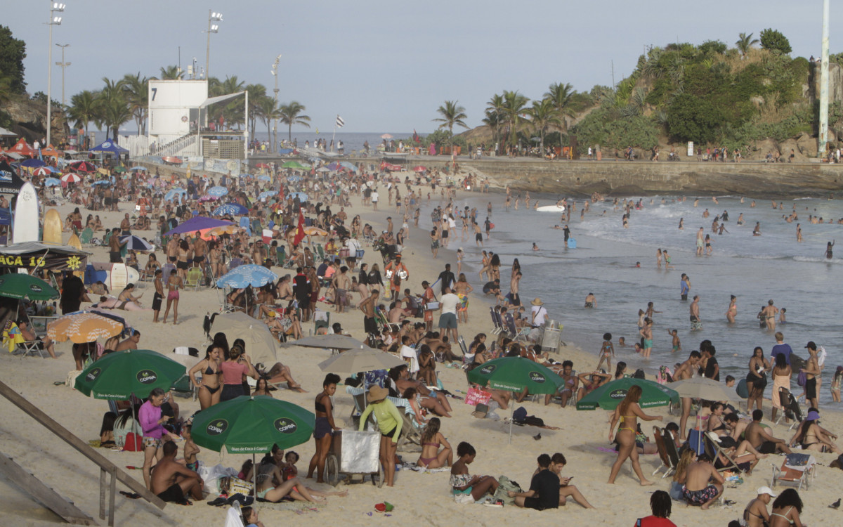 A praia do Arpoador, que permaneceu cheia at&eacute; o p&ocirc;r do sol, foi um dos principais programas que dos cariocas, nesta quarta-feira (26)