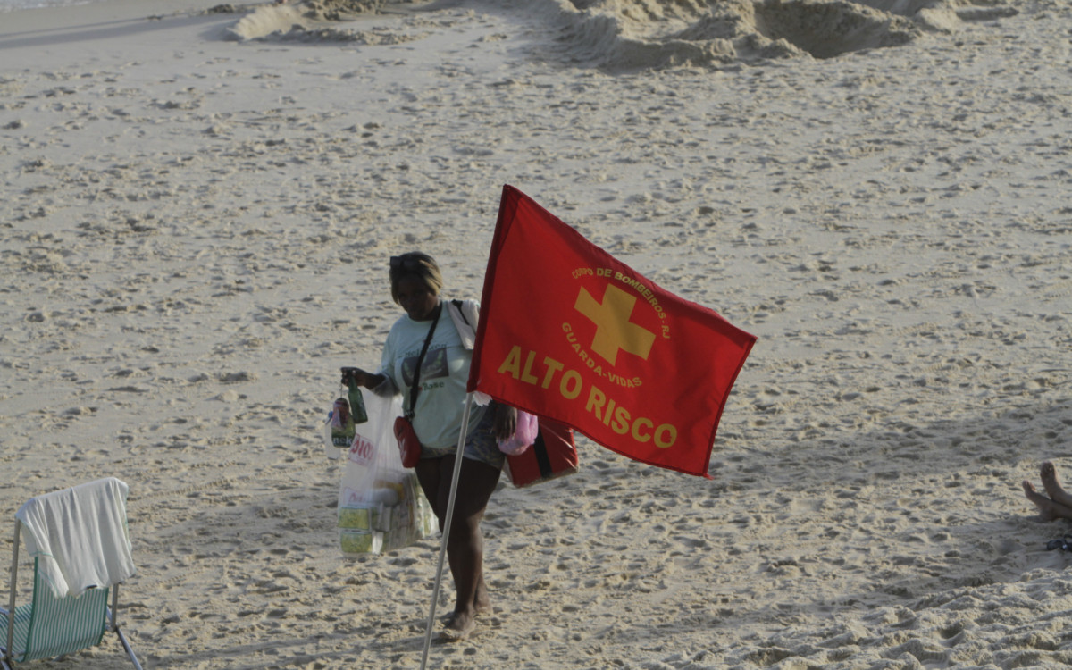 A praia do Arpoador, que permaneceu cheia at&eacute; o p&ocirc;r do sol, foi um dos principais programas que dos cariocas, nesta quarta-feira (26)