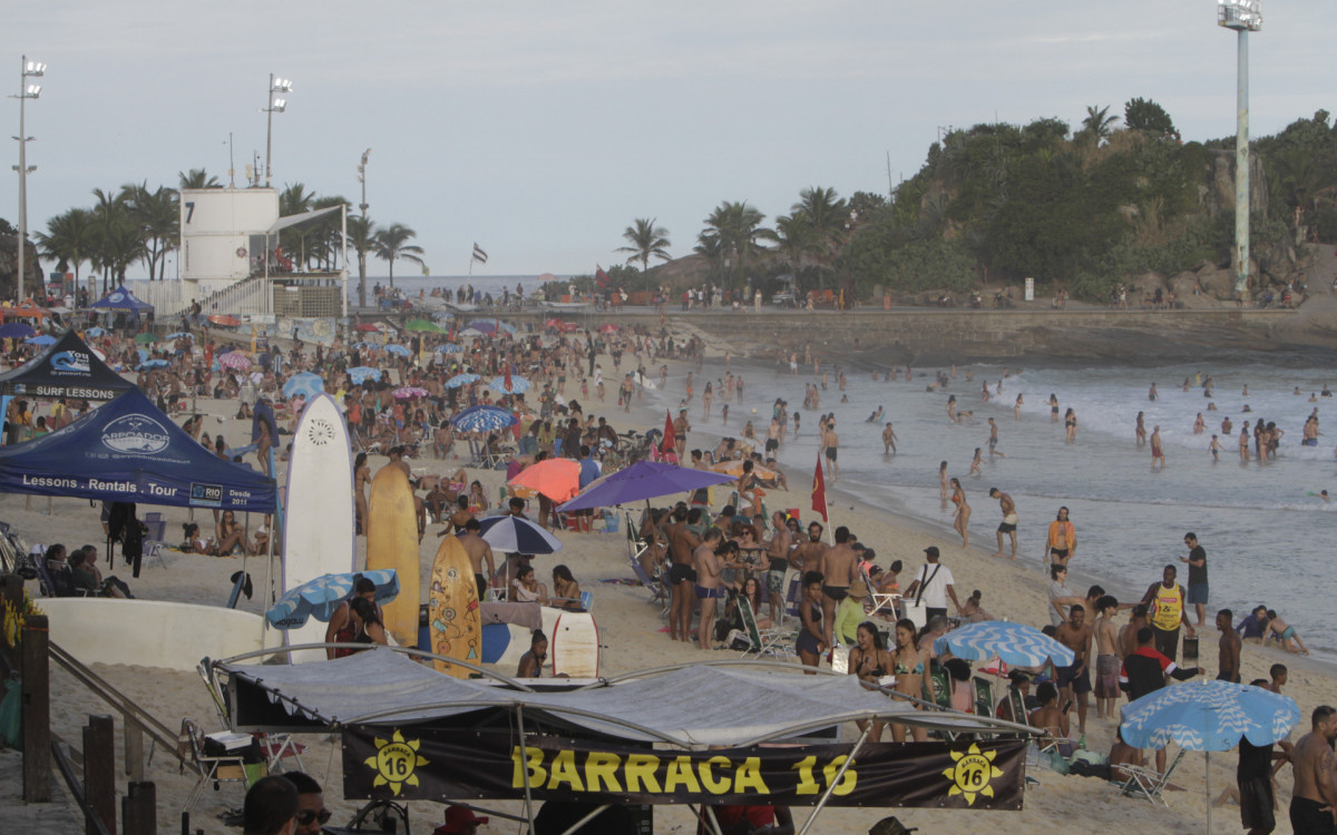 A praia do Arpoador, que permaneceu cheia at&eacute; o p&ocirc;r do sol, foi um dos principais programas que dos cariocas, nesta quarta-feira (26)