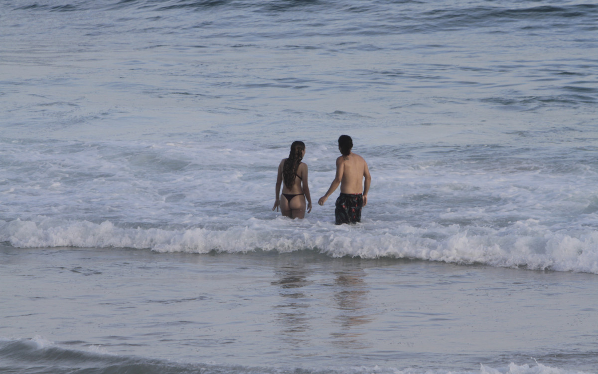 A praia do Arpoador, que permaneceu cheia at&eacute; o p&ocirc;r do sol, foi um dos principais programas que dos cariocas, nesta quarta-feira (26)