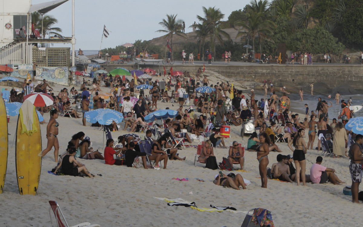 A praia do Arpoador, que permaneceu cheia at&eacute; o p&ocirc;r do sol, foi um dos principais programas que dos cariocas, nesta quarta-feira (26)