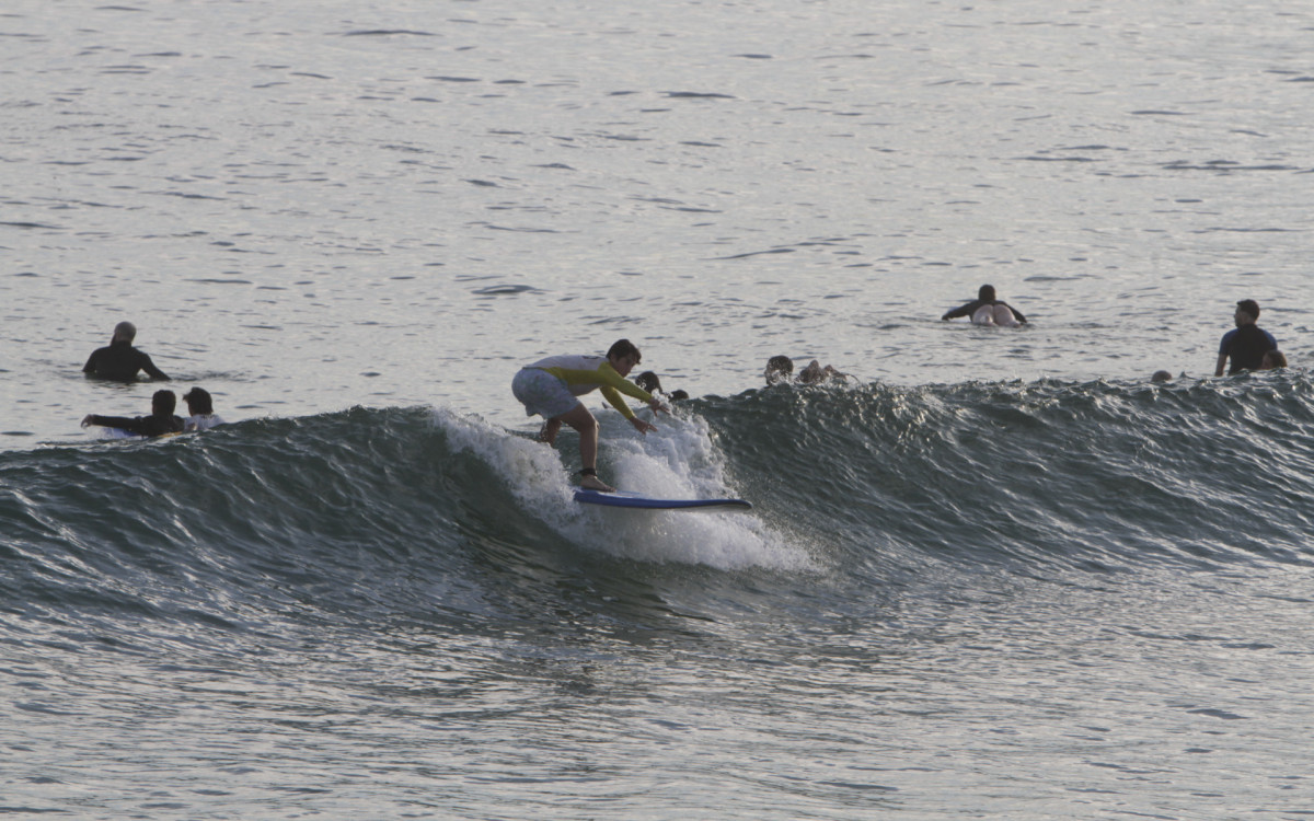 Cariocas aproveitaram esta quarta-feira para realizar esportes ao ar livre, no Arpoador