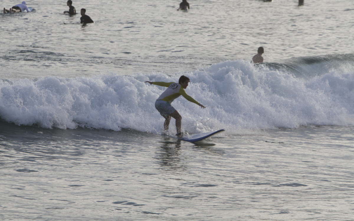Cariocas aproveitaram esta quarta-feira para realizar esportes ao ar livre, no Arpoador