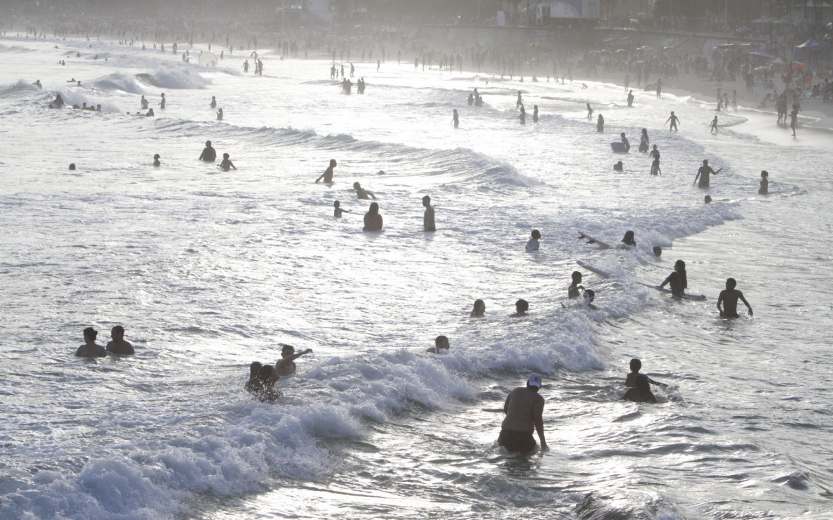 A praia do Arpoador, que permaneceu cheia at&eacute; o p&ocirc;r do sol, foi um dos principais programas que dos cariocas, nesta quarta-feira (26)