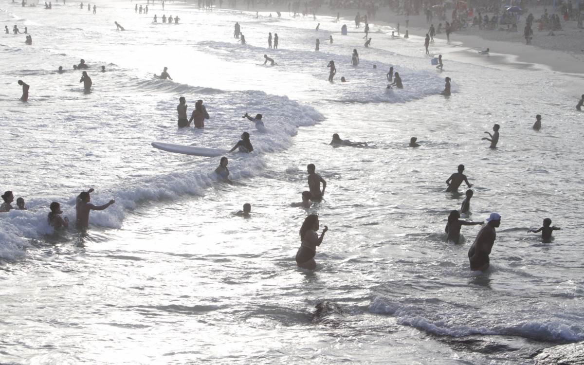 A praia do Arpoador, que permaneceu cheia at&eacute; o p&ocirc;r do sol, foi um dos principais programas que dos cariocas, nesta quarta-feira (26)