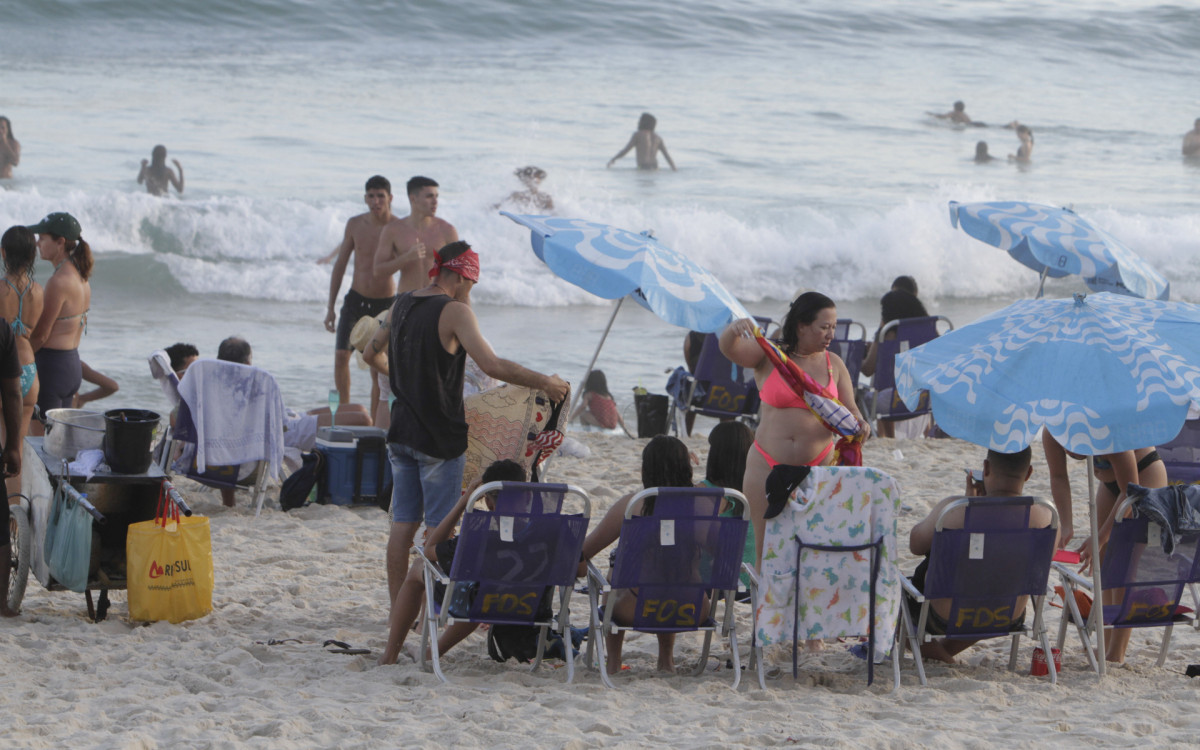 A praia do Arpoador, que permaneceu cheia at&eacute; o p&ocirc;r do sol, foi um dos principais programas que dos cariocas, nesta quarta-feira (26)