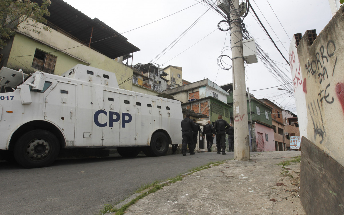 Opera&ccedil;&atilde;o da Policia Militar no Morro da F&eacute;, na Penha, conta com aux&iacute;lio de ve&iacute;culos blindados