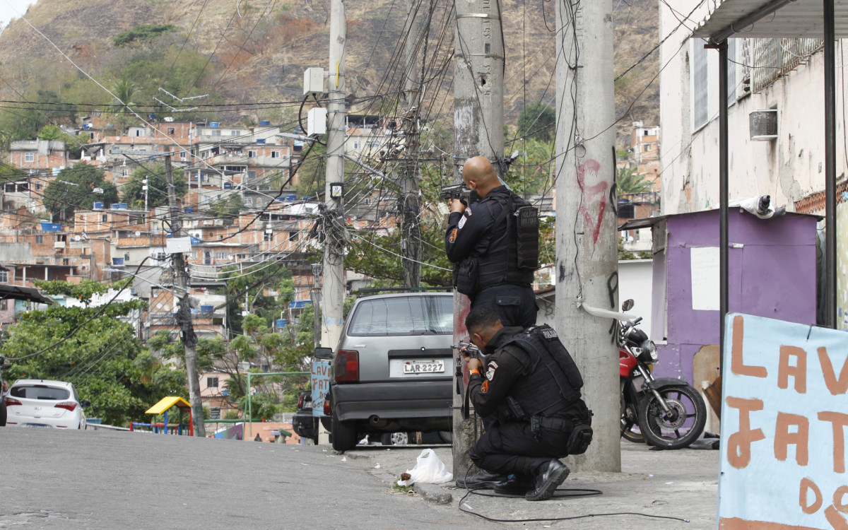 PM realiza patrulhamento na comunidade Morro da F&eacute;, na Penha
