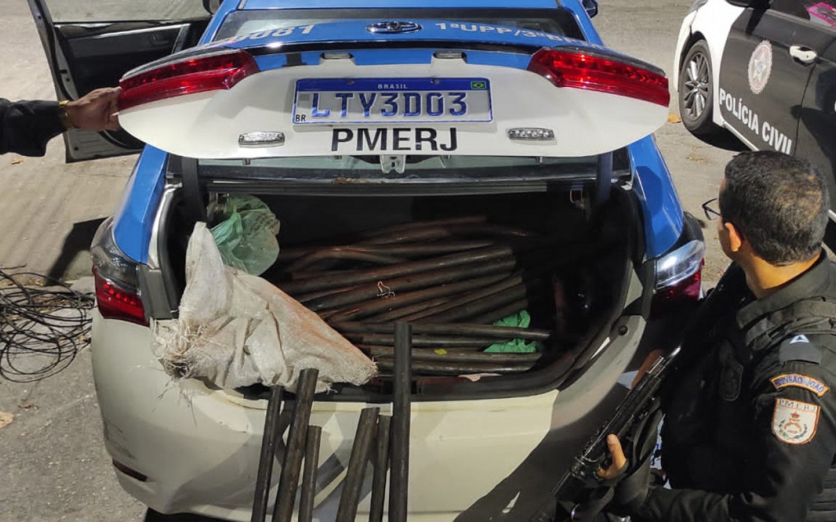 O material estava sendo transportado dentro de um carrinho de supermercado