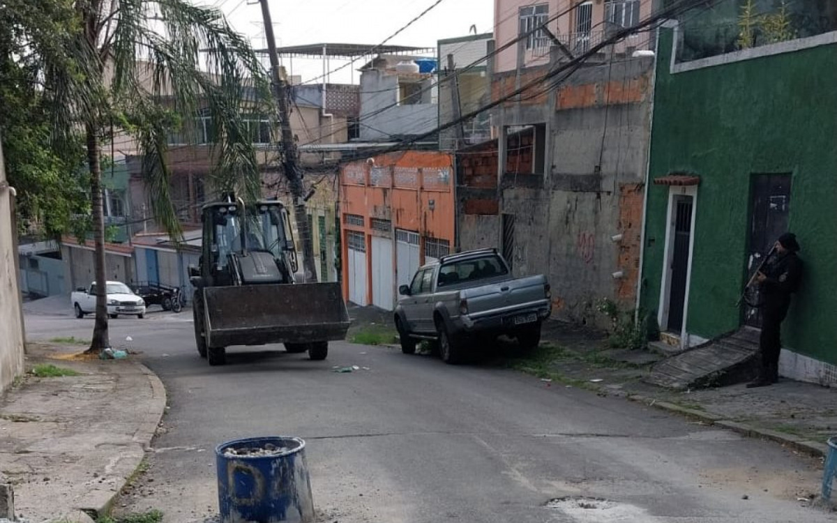 Equipes retiram barricadas na comunidade Morro da F&eacute;