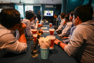 Primeiro-ministro do Camboja renuncia após 38 anos e cede cargo ao filho