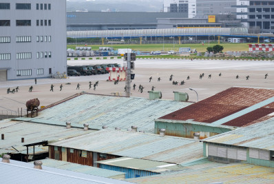 Taiwan realiza exercício de defesa em aeroporto contra simulação de ataque chinês