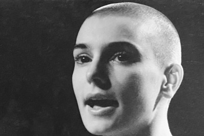 Carreira polêmica: Sinead O’Connor rasgou a foto do papa ao vivo na TV