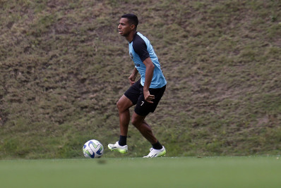 Victor Sá aborda desejo do Botafogo pelo título do Brasileiro e relembra suas experiências internacionais