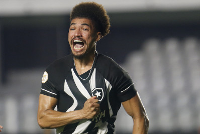 Adryelson, do Botafogo, revela que quase abandonou o futebol após drama familiar: 'Fiquei sem chão'