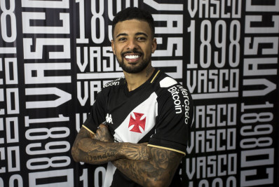 Vasco oficializa a contratação do meia Paulinho, ex-Al-Shabab