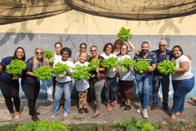 Oficina de jardinagem do CRAS Banco de Areia tem primeira colheita do ano