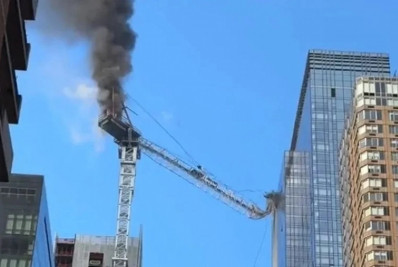 Vídeo: guindaste em chamas despenca em Nova York e deixa seis feridos